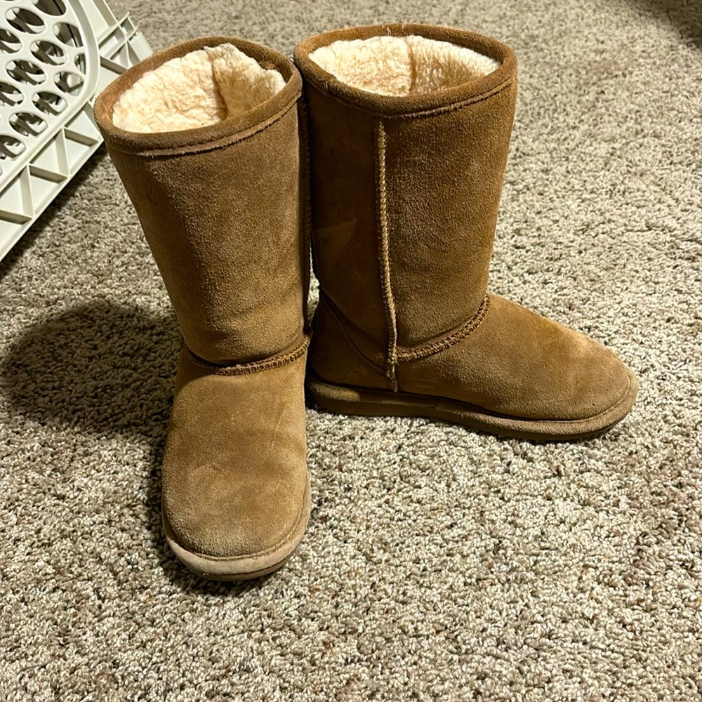 Cute and cozy Ugg style tan boots